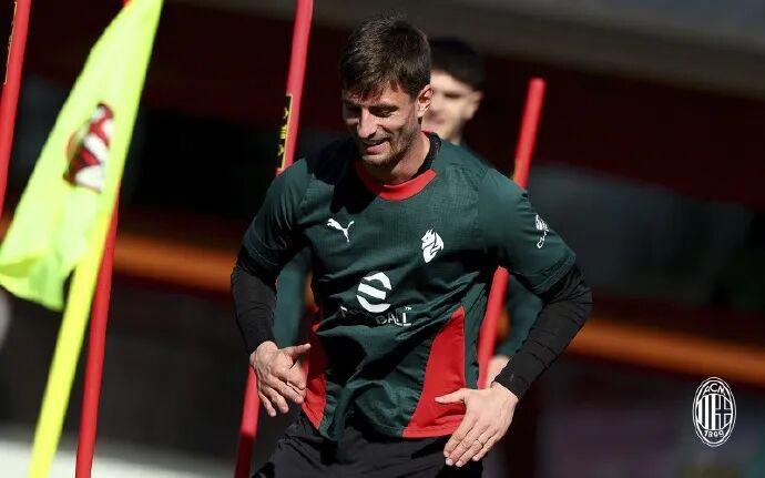 leisu-意媒丨米兰周一放假，两人选择加练